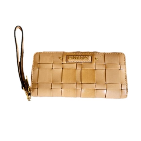Michael Kors Handbags - Michael Kors weaved leather phone wallet/wristlet